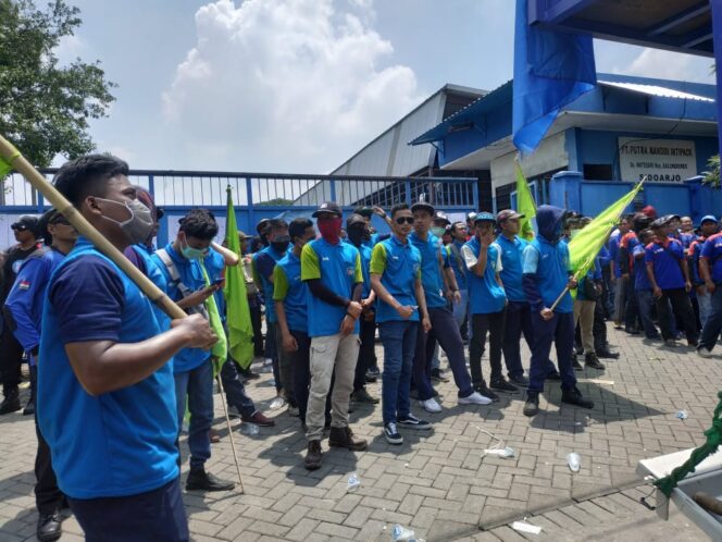 
					Ratusan karyawan PT. PMI Berdemo Menagih janji Perusahaan