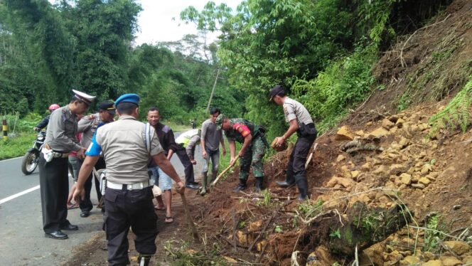 
					Polisi Sekincau Bantu Membersihkan Material Sisa Longsor