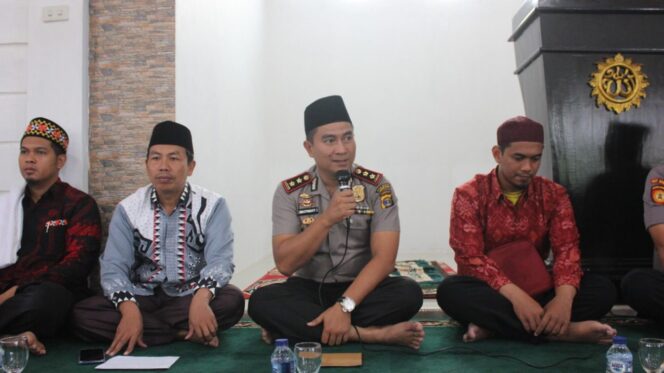 
					Kapolres Lampung Barat Santuni 50 Anak Yatim Dalam acara Tasyakuran