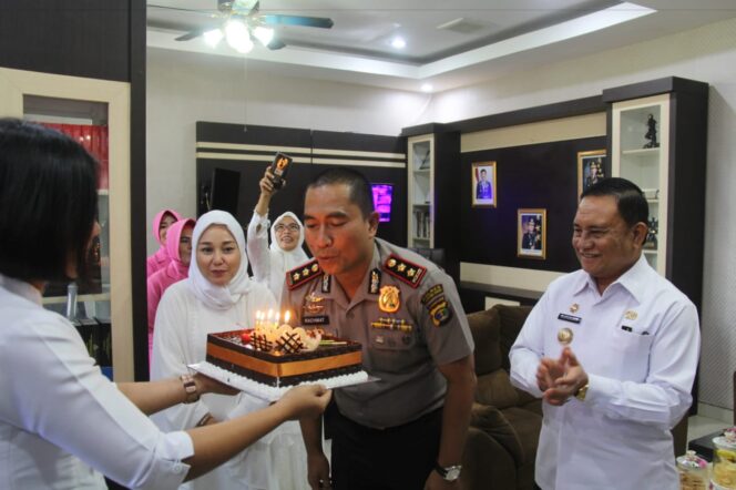 
					Kejutan Buat AKBP. Rahmat Kapolres Lampung Barat di Hari Ulang Tahunnya Ke-42