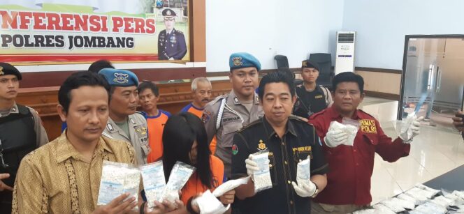
					Simpan 87 Ribu Pil Dobel L, Wanita Asal Plandaan Terancam Hukuman 15 Tahun Kurungan Penjara