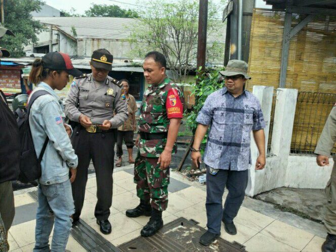 
					Jalan Teluk Sampit Surabaya, Ditertibkan Tiga Pilar Kecamatan