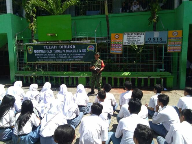 
					Siswa SMK Pawiyatan Surabaya Tertarik Mendaftar Anggota TNI