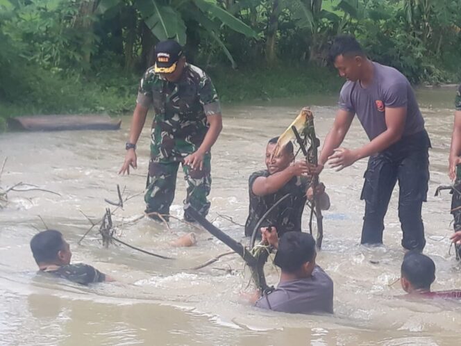 
					Aliran Sungai Terhambat, Dandim Lamongan Terjuni Sungai
