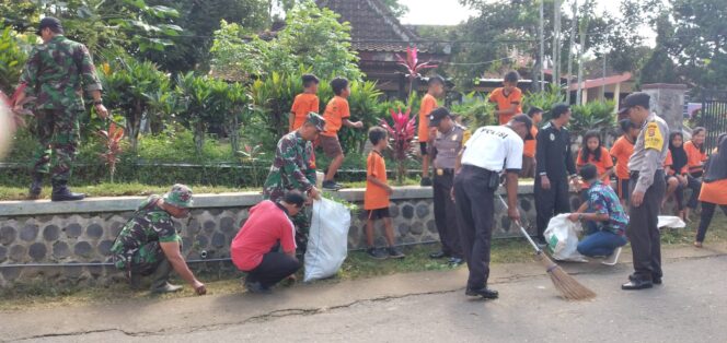 
					Menyambut Bulan Bakti Gotong Royong Desa Kare Gelar Kerja Bakti Massal