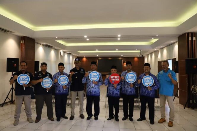 
					Bupati Tuban Ikuti Tes Urine bersama Sekda dan 125 Pejabat Eselon 2 dan 3.