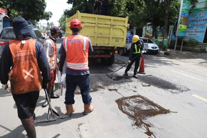 
					Akhirnya Jalan Berlubang Hari Ini Diperbaiki.