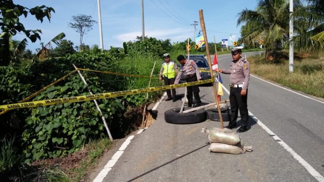 
					Antisipasi Kecelakaan, Polsek Bengkunat “Pasang Police Line” Jalan Rawan Longsor