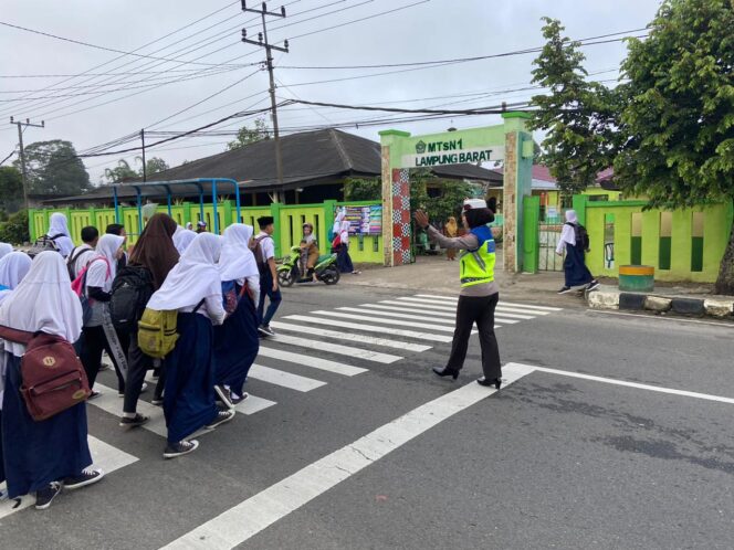 
					Wujud Kepedulian, Polisi Bantu Anak Sekolah Menyebrang Jalan