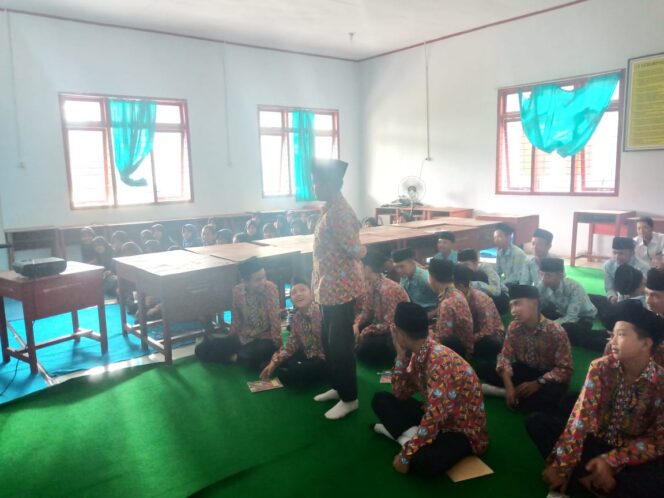 
					Cegah Kenakalan Remaja Sat Binmas Polres Lampung Barat Melakukan Penyuluhan di Sekolah