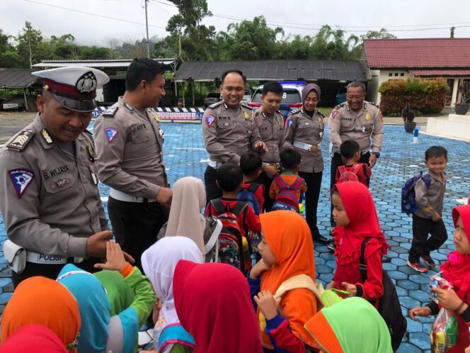 
					Kunjungan TK Mazayatun Insaan Sebarus Ke Polres Lampung Barat