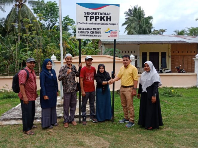 
					Dinsos Aceh Timur – Iskandar dan Saharani Kompak Serahkan Pamplet TPPKH