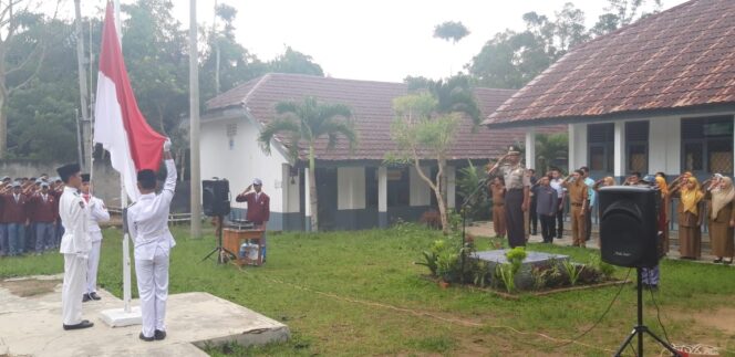 
					Jadi Pembina Upacara di Sekolah, ini Yang Disampaikan Kanit Binmas Polsek Sumber Jaya Kepada Para Siswa