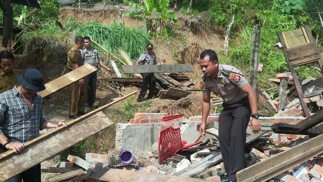 
					Bentuk Kepedulian Terhadap Warga, Polsek Pesisir Utara Berikan Bantuan Korban Tanah Longsor