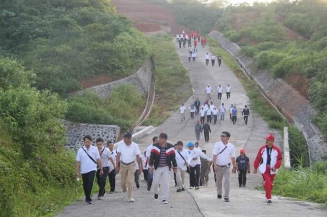 
					Bupati Lampung Barat Jalan Santai dan Tanam Pohon di KR