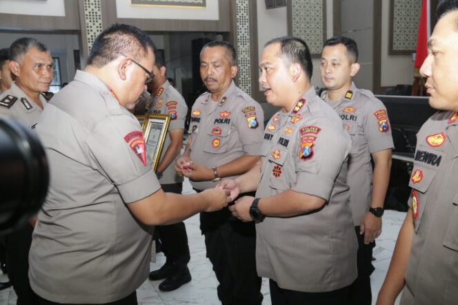 
					Kapolri Berikan Penghargaan Pin Emas Kepada Kapolres Jombang AKBP Boby P Tambunan