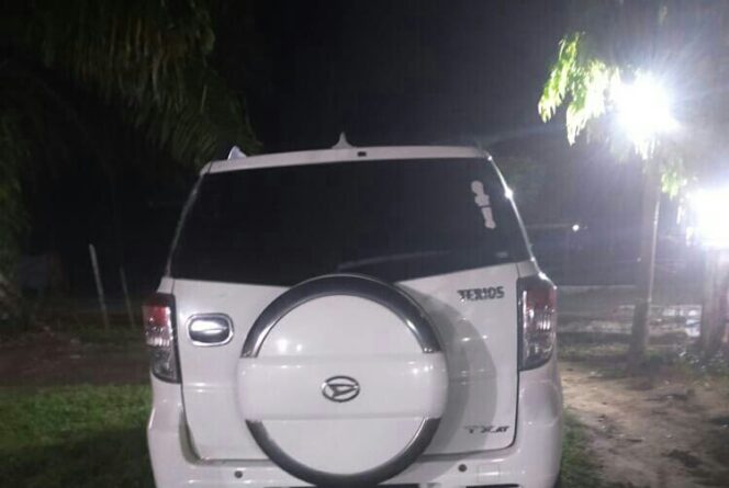 
					Warga Grebeg Mobil Bergoyang Di Depan SMK Darul Aman Idicut Aceh Timur