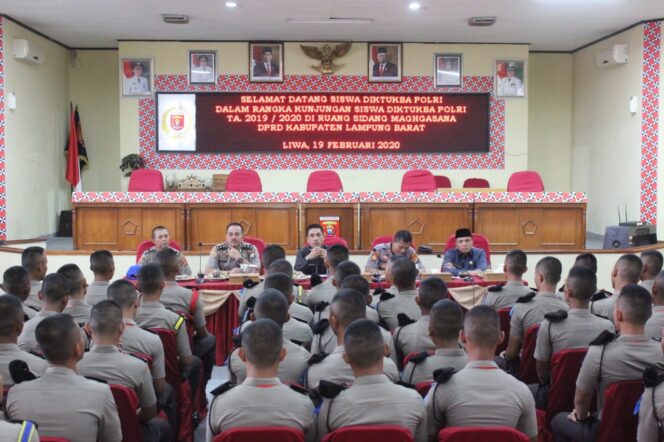 
					Polres Lampung Barat Bersama Siswa Latja Berkunjung DPRD Lampung Barat