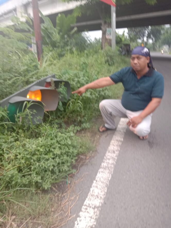 
					Ironis…Rambu Peringatan di Pintu Keluar Tol Penompo Dibiarkan Roboh