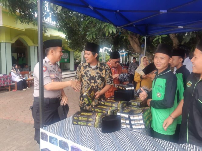 
					Dukung Kreativitas Pelajar Dalam Berkarya , Kapolsek Rengel Beli Songkok. Iptu Tommy : Produknya Bagus Sama Seperti Yang Ada di Pasaran