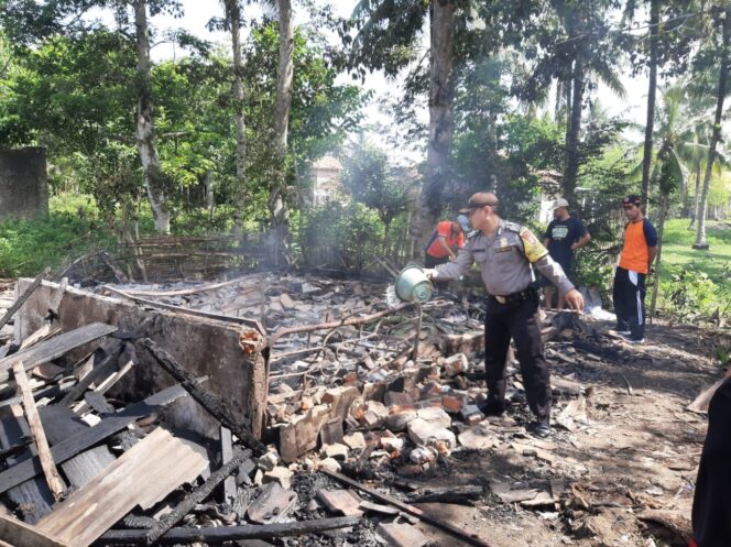 
					Polsek Bengkunat Membantu Memadamkan Rumah Warga yang Terbakar