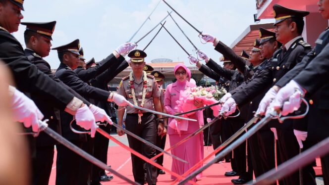 
					Tari Tradisional dan Pedang Pora Warnai Pisah Sambut Kapolresta Sidoarjo