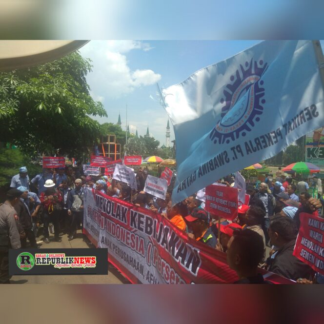 
					Ratusan Pekerja FSKAP-SI Unjuk Rasa , Menolak Kebijakan PT.Semen Indonesia.