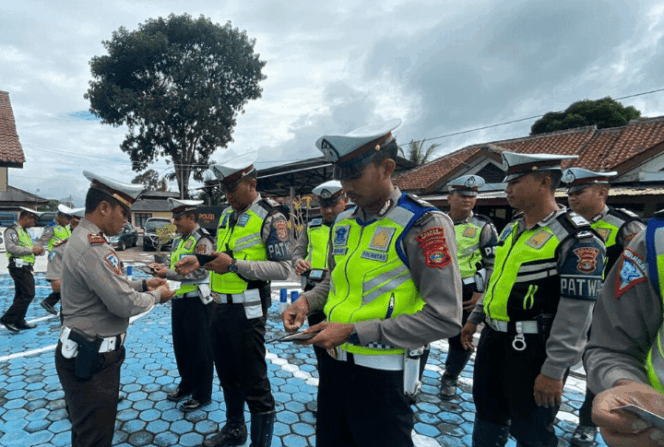 
					Disiplinkan Anggotanya, Kasat Lantas Polres Lampung Barat Lakukan Pemeriksaan Identitas