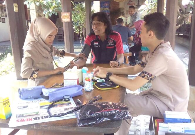 
					Keluarga Besar DPC KWRI & Media REPUBLIKNEWS Mengadakan Pengobatan Gratis Dan Wawasan Lalu Lintas Polisi 100