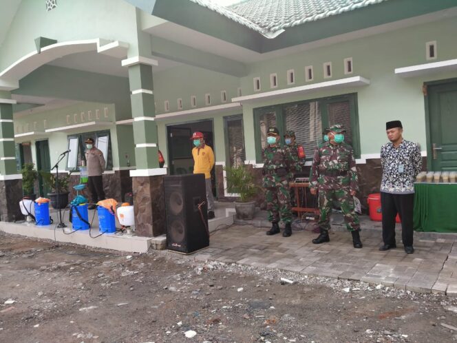 
					TNI-Polri Tangkal Corona di Kecamatan Semampir