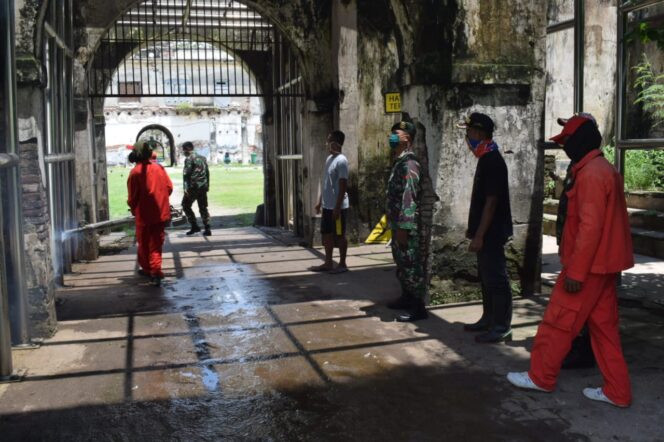 
					Tanggap Dan Cegah Covid-19 Demi Ngawi Sehat, Divif 2 Kostrad Gelar Pembersihan Kelelawar Di Benteng Van Den Bosch