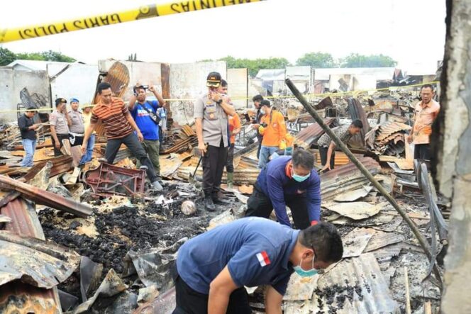 
					Kumpulkan Barang Bukti Penyebab Kebakaran Pasar Baru Tuban , Labfor Polda Jatim Turun ke Lokasi.