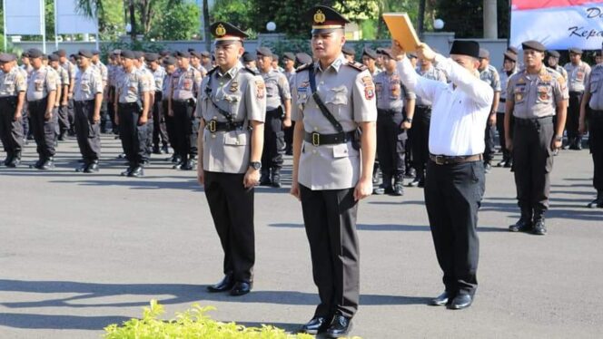
					Pimpin Sertijab Kasat Lantas Polres Tuban. Kapolres : Jabatan Titipan dan Amanah, Laksanakan Dengan Baik