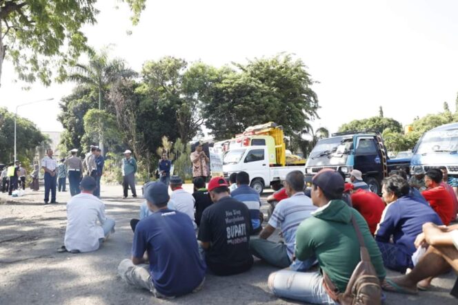 
					Dishub Tuban Lakukan Penyemprotan Disinfektan Pada Angkutan Penumpang Cegah Covid-19.