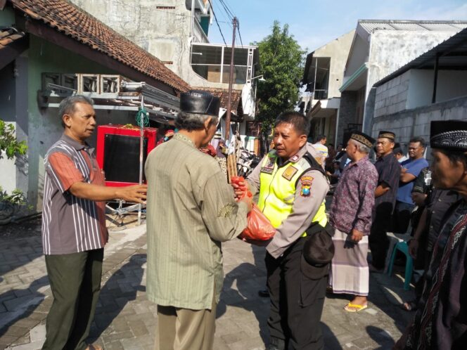 
					Anggota Polsek Sedati Takziah dan Bantu Warga Kesusahan