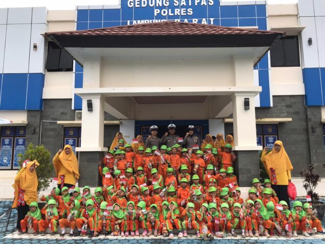 
					Satlantas Polres Lambar Menerima Kunjungan Siswa TK Dalam Rangka Polisi Sahabat Anak