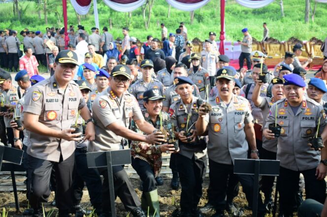 
					Baharkam Polri Tanam 60.000 Rumput Vetiver di Tanggul Sungai Brantas Porong