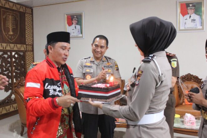 
					Kapolres Bersama Jajaran Forkopimda Lampung Barat Berikan Kejutan di Hari Ulang Tahun Bupati Lampung Barat