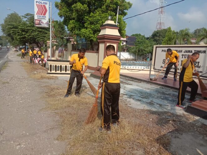 
					Kapolsek Rengel Pimpin Langsung Gerakan Jumat Bersih