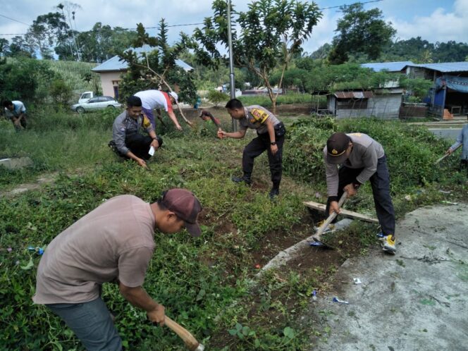 
					Polsek Balik Bukit bersama Masyarakat Antisipasi Penyebaran Virus Mematikan