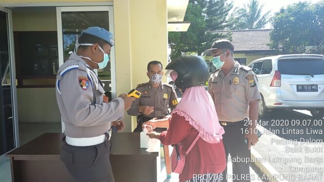 
					Pemeriksaan Pada Tamu yang Berkunjung, Salah Satu Upaya Polres Lampung Barat Cegah Penyebaran Virus Corona