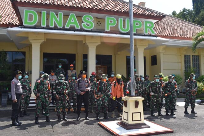 
					Cegah Covid-19, Kodim 0811/Tuban Bersama BPBD  Dan  UPTD Puskesmas Tuban Semprot Disenfektan di  Wilayah Tuban