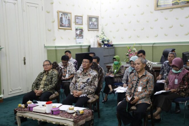 
					GUBERNUR JATIM GELAR VIDEO CONFERENCE DENGAN BUPATI/WALIKOTA SE-JATIM BAHAS PERCEPATAN PENANGGULANGAN COVID-19
