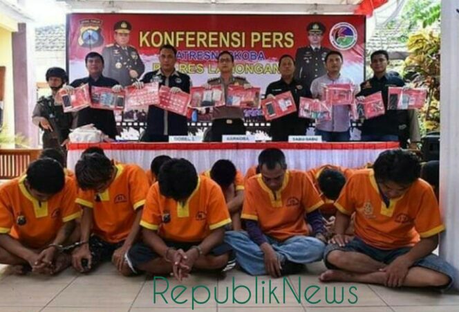 
					Polres Lamongan Bekuk 14 Pemakai dan Pengedar Narkoba  Kapolres : Dua Tersangka Dari Kabupaten Tuban