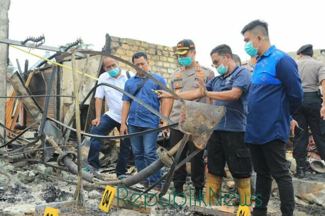 
					Dugaan Sumber Api Dipastikan Berasal Dari Kios Pakaian.