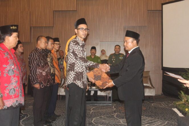 
					Ketua KPU Sidoarjo Lantik 90 Anggota PPK