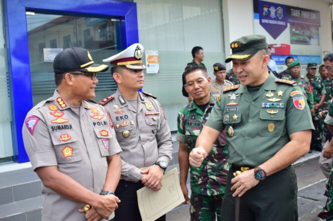 
					Sinergitas TNI-Polri Awali Soft Launching SIM Minggu di Polresta Sidoarjo