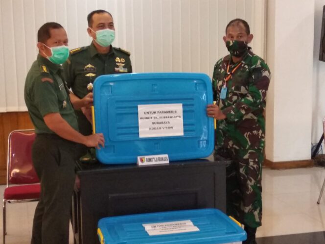 
					Ketua Persit KCK Berikan Bantuan Kepada Tenaga Medis Kodam Brawijaya