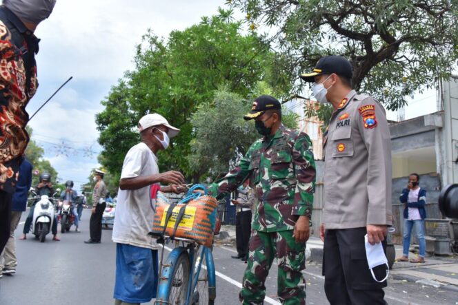 
					Dandim Lamongan Bagikan Masker Untuk Warga