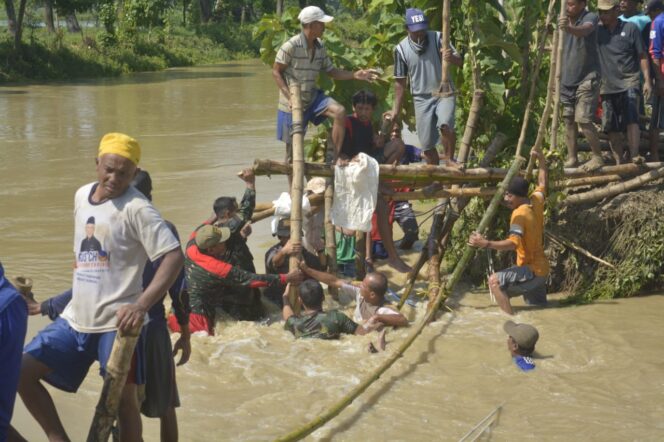
					TNI-Polri Turun Tangan, 3 Tanggul Jebol di Lamongan
